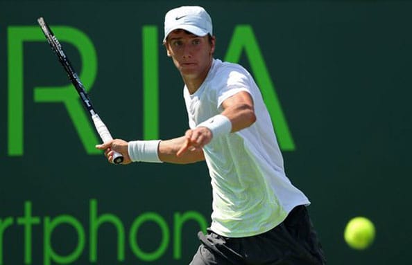 الروسي كوزنيتسوف يبلغ ثاني أدوار دورة هيرتوغينبوش للتنس