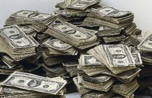 الدولار يستقر مقابل العملات الرئيسية والأنظار على المركزي الأميركي