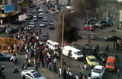 قطع طريق ابو علي بالاطارات المشتعلة تضامنا مع أهالي عرسال 