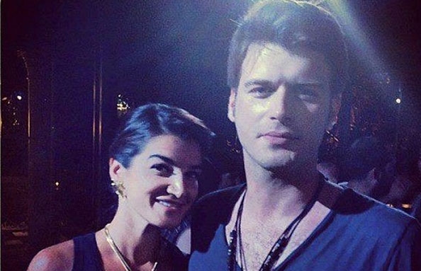 مهند التركي محاصر بالجميلات في حفل انتهاء تصوير "عودة مهند"