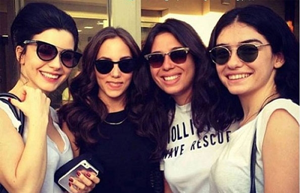 مهند التركي محاصر بالجميلات في حفل انتهاء تصوير "عودة مهند"