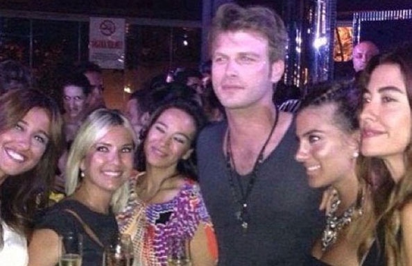 مهند التركي محاصر بالجميلات في حفل انتهاء تصوير "عودة مهند"