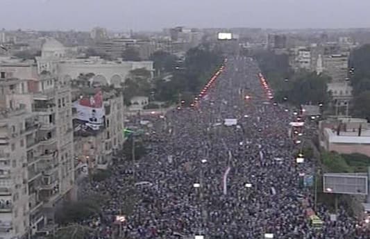 انصار مرسي يتجهون نحو مبنى الاذاعة والتلفزيون
