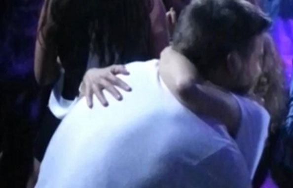 شاكيرا ترقص بطريقة فاضحة مع جيرارد بيكيه