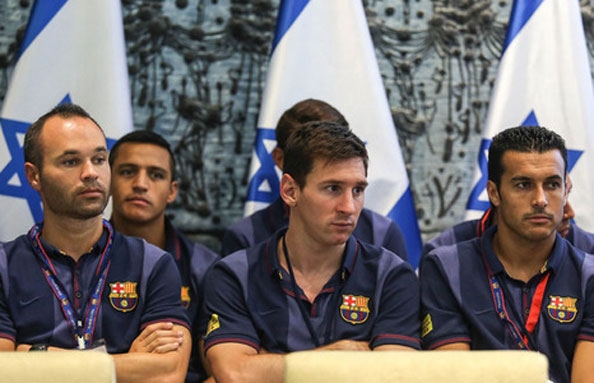 ميسي ورفاقه في لحظة خشوع أمام حائط البراق