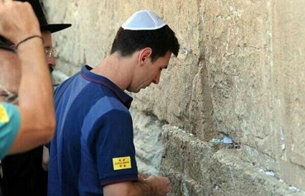 ميسي ورفاقه في لحظة خشوع أمام حائط البراق