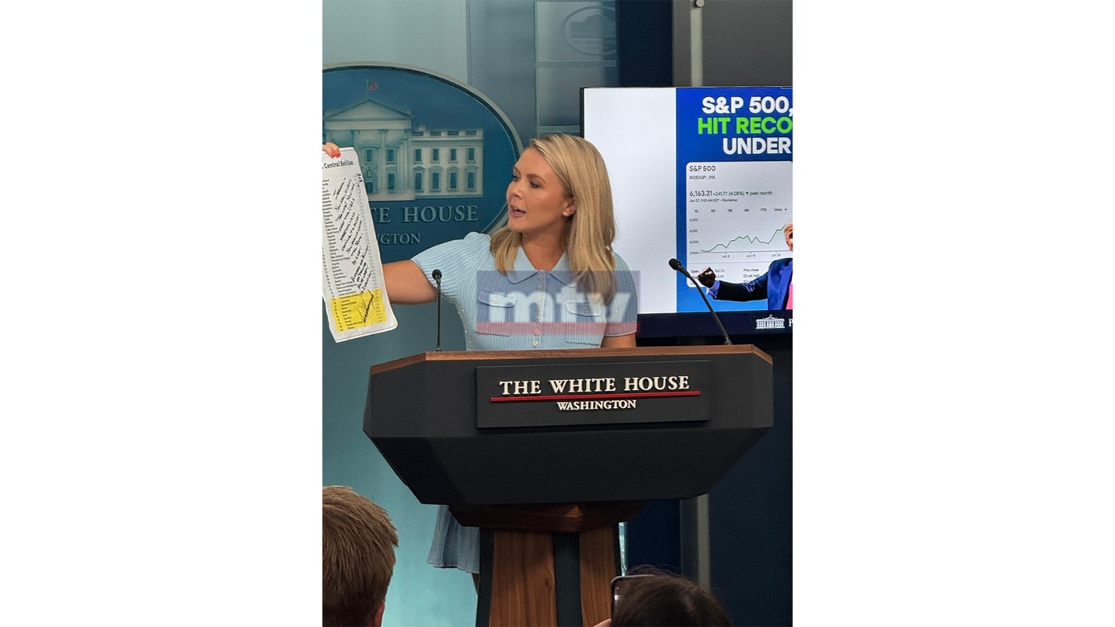 بالصور: ملاحظات بخط ترامب