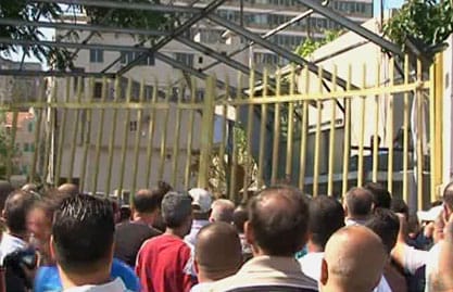 عمال غب الطلب في مؤسسة كهرباء لبنان يعتصمون أمام معمل الذوق الحراري 