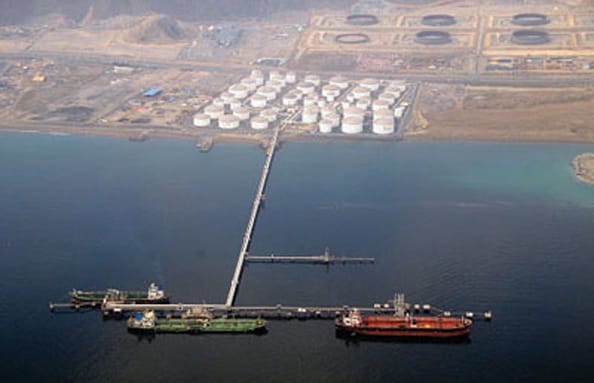 النفط يتراجع مع استمرار توقف أنشطة الحكومة الأميركية