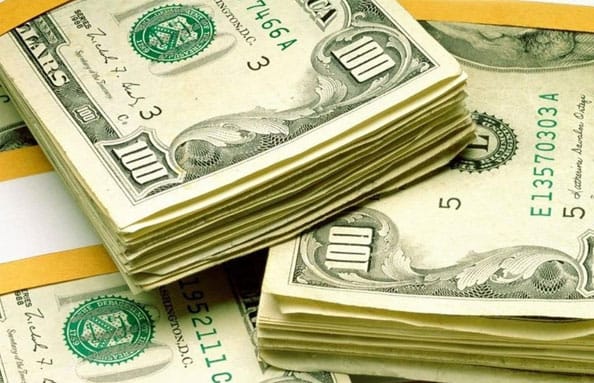 الدولار عند أعلى مستوى في أسبوعين لآمال في انفراجة أميركية