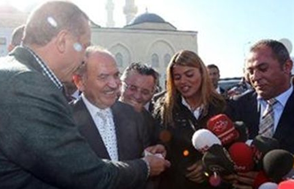بالصور.. أردوغان يعطي صحافية عيديّة عيد الأضحى بدلا من ابيها!