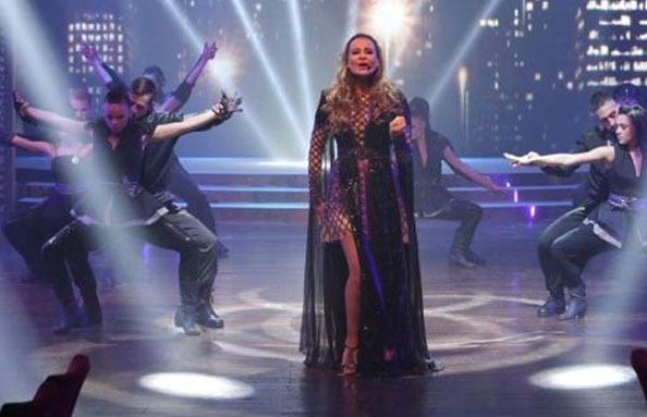 كارول سماحة تهز كازينو لبنان باستعراض عالمي وإطلالات مبهرة