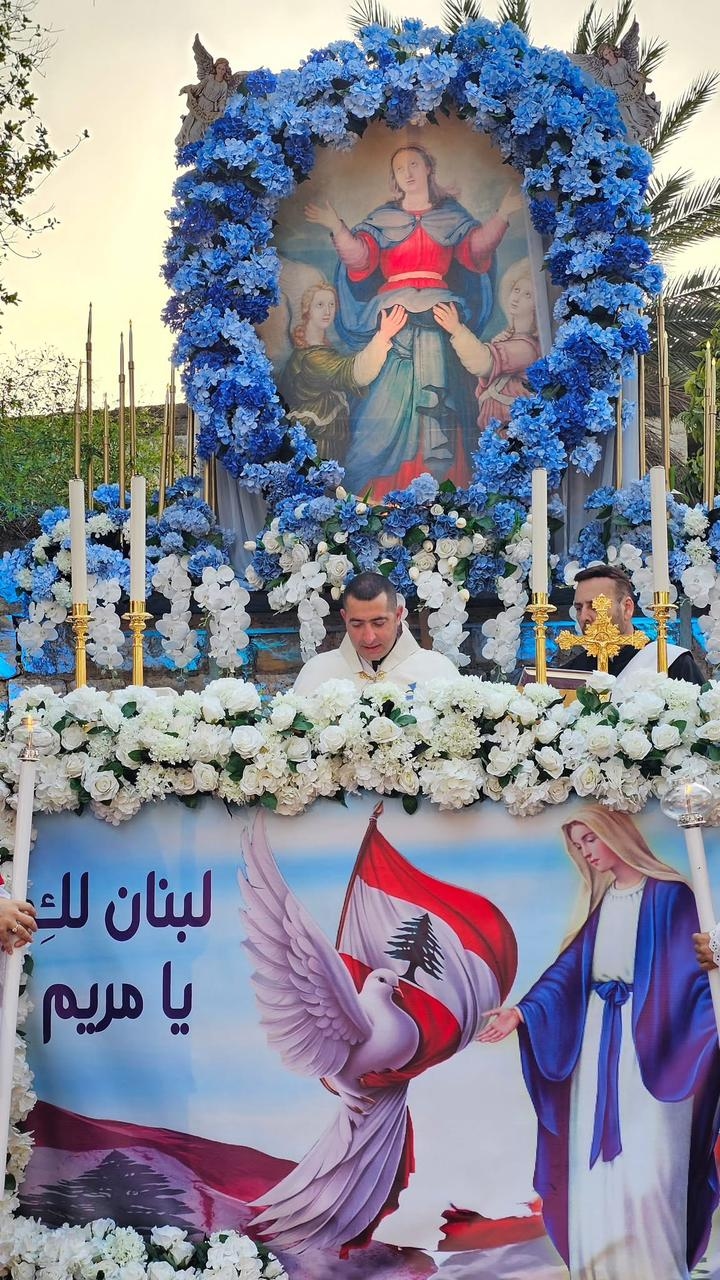 رعيّة سيّدة عمشيت احتفلت بعيد انتقال العذراء: قدّاسٌ وترانيم وزياحٌ وعشاء