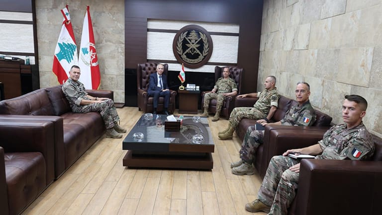 Army Chief broaches general situation with visitors