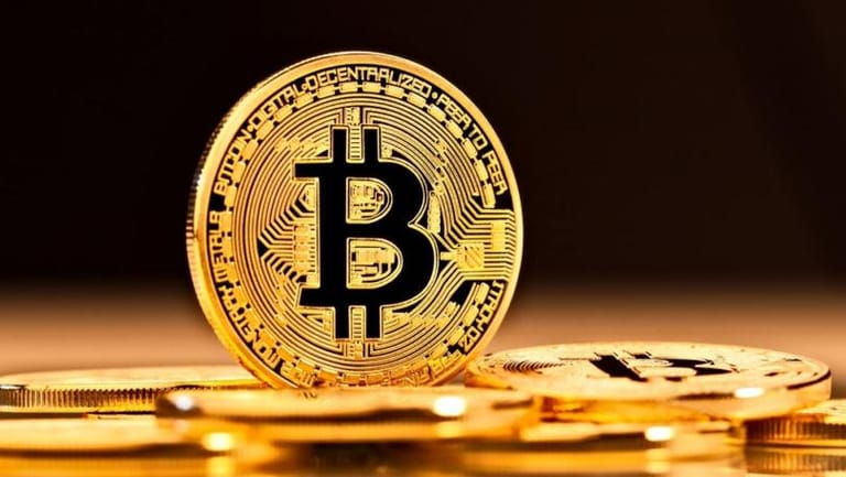 البيتكوين تتراجع إلى 16 ألف دولار