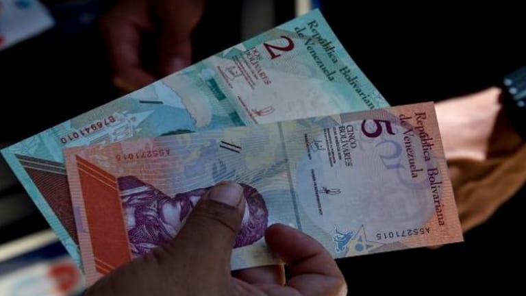 فنزويلا تتخذ إجراءات للحدّ من تراجع قيمة عملتها