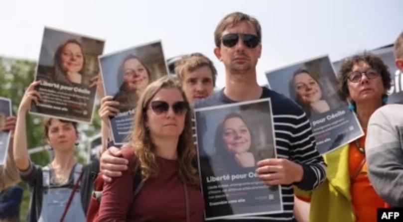 Dozens demand release of French detainees in Iran