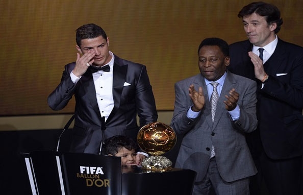 رونالدو يفوز بجائزة الكرة الذهبية للمرة الثانية وينهي احتكار ميسي