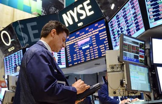 الأسهم الأوروبية تتراجع بعد هبوط وول ستريت