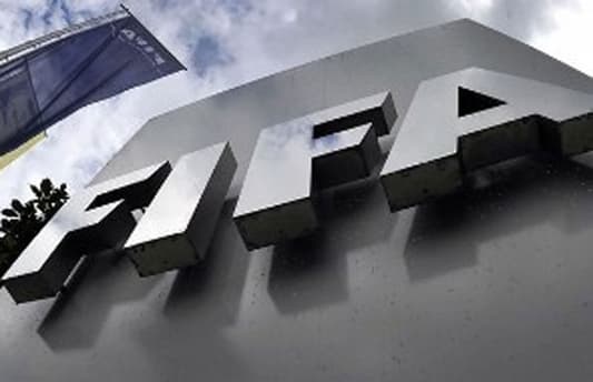 الفيفا يعين 25 حكما لادارة نهائيات كأس العالم بالبرازيل
