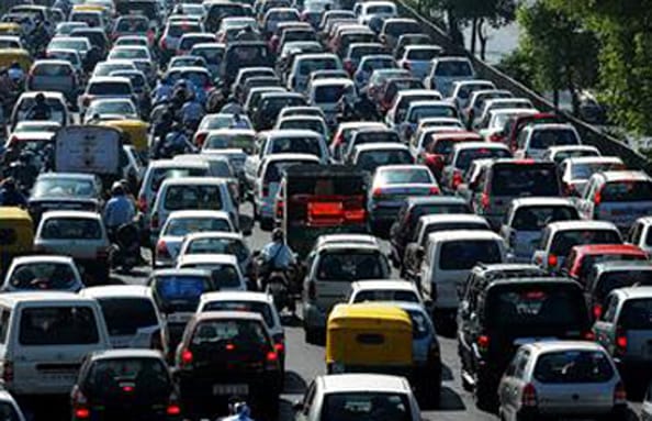 Traffic Control: Heavy security measures at Hamra’s Gefinor square, cause bottleneck at the entrance of the said area