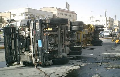 غرفة التحكم المروري: 4 جرحى في تدهور الشاحنة على طريق عاريا وتحذير من خطر الانزلاق بسبب تسرب مادة المازوت