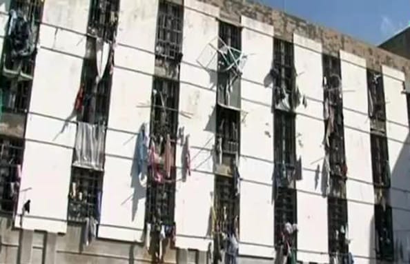 النهار: القوى الامنية تنتظر إذناً لـ"تنظيف" سجن رومية بعد استعمال اسمي الحص ومنصور للابتزاز