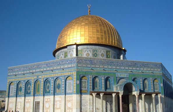 عشرات المستوطنين يقودهم حاخامات يهود يقتحمون المسجد الأقصى
