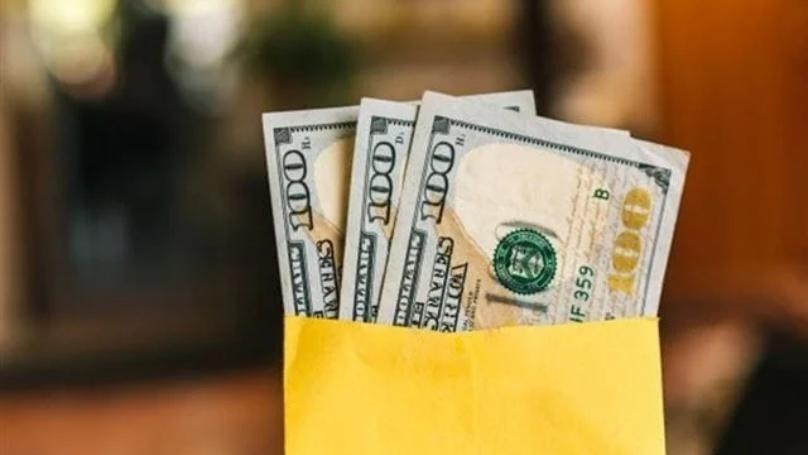 تراجع الدولار من أعلى مستوى في 4 أسابيع