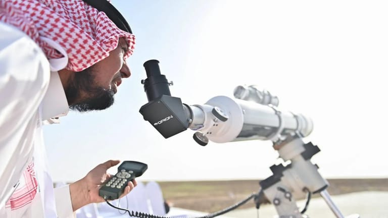 ثبوت رؤية الهلال... والأحد أول أيام عيد الفطر