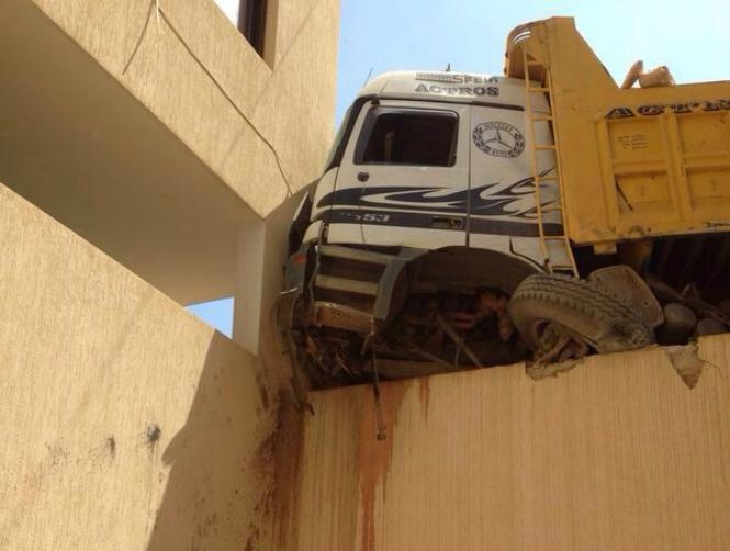 بالصور: شاحنة تجتاح مبنى في الفنار