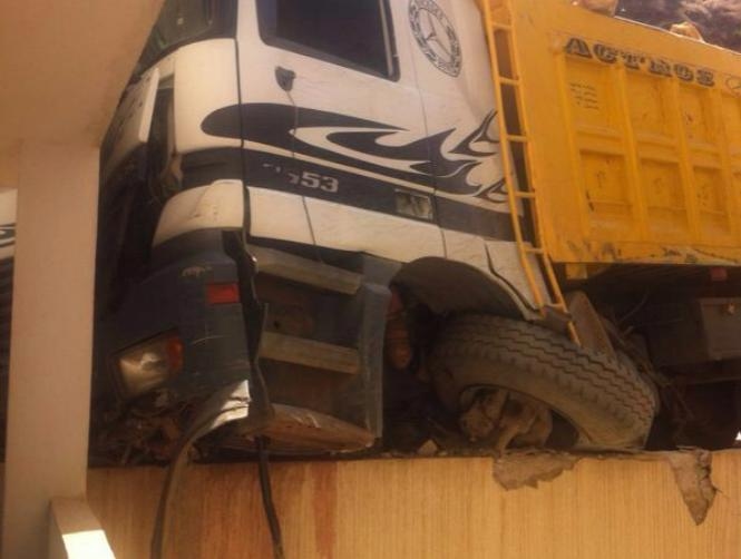 بالصور: شاحنة تجتاح مبنى في الفنار