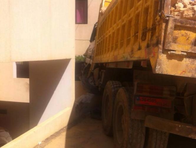 بالصور: شاحنة تجتاح مبنى في الفنار