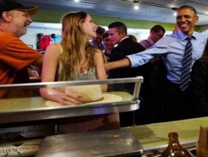 ما الذي أحرج أوباما في المطعم؟