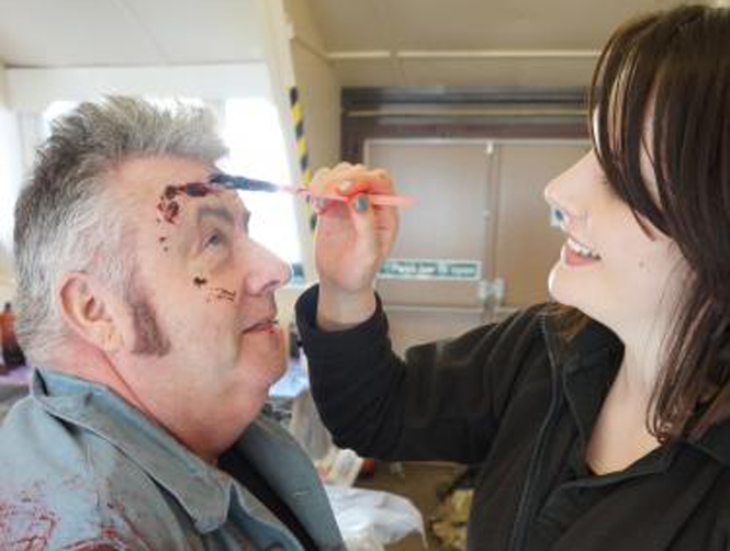 بالصور: جروح الجنود... ماكياج!