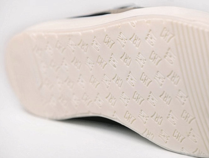 رونالدو يطلق أحذية جديدة من ماركة "CR7"