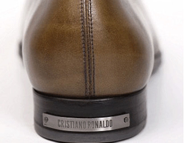 رونالدو يطلق أحذية جديدة من ماركة "CR7"