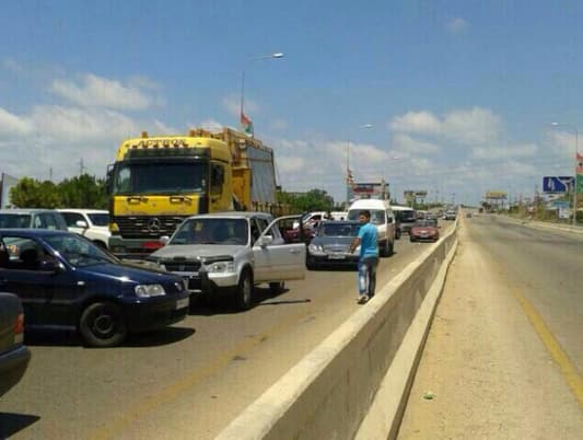 Choueifat road near Ghandour factory blocked in both passages in solidarity with Lebanese Army