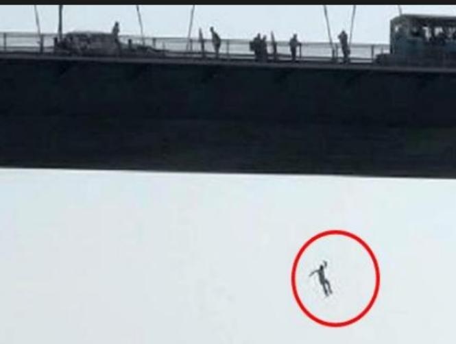 شرطي يلتقط "سيلفي" مع شاب قبل انتحاره