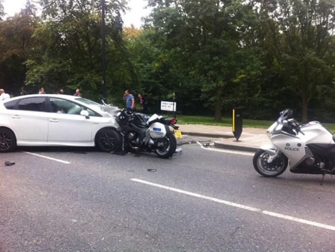 بالصور: موكب الأمير هاري يتعرض لحادث سير 