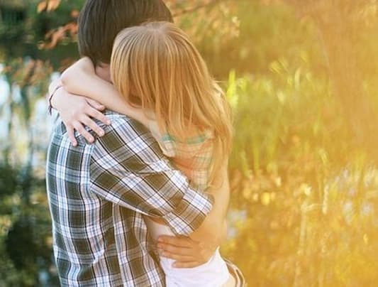عناق زوجتك يغنيك عن دواء الضغط