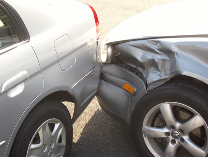 "التحكم المروري": حادث تصادم بين سيارتين على جسر انطلياس بإتجاه الضبية والأضرار مادية