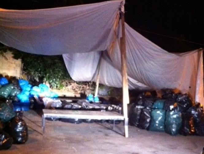 بالصور: سفينة فينيقيّة غريبة على شاطئ جبيل 