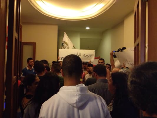 بالصور: مناصرو التيار الوطني الحر يقتحمون مكتب الجزيرة في بيروت  