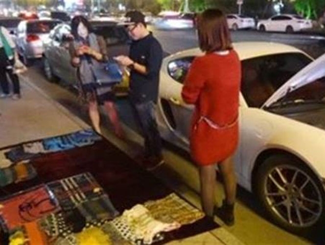 شاب يبيع الملابس على الأرصفة لتزويد "البورش" بالوقود!