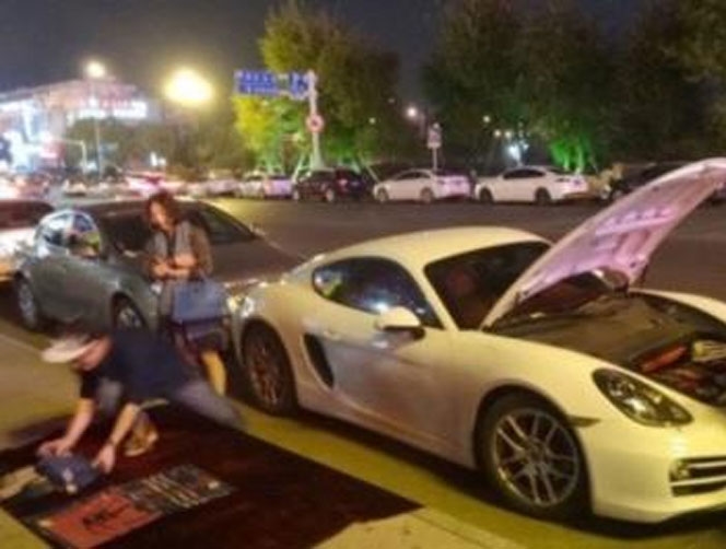 شاب يبيع الملابس على الأرصفة لتزويد "البورش" بالوقود!