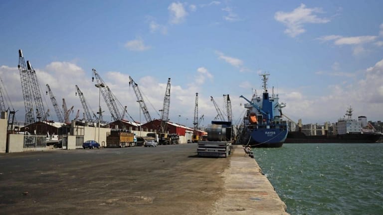 ضبط عشرات صناديق الأسلحة في مرفأ طرابلس