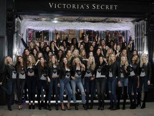 عارضات Victoria's Secret في صورة واحدة