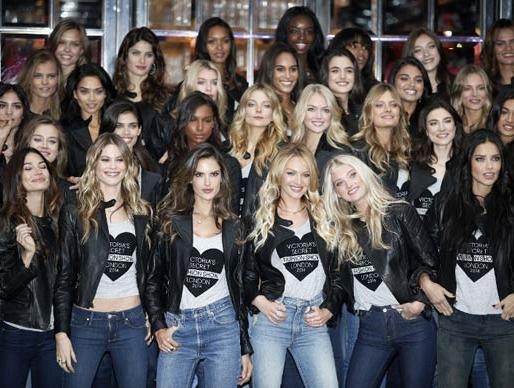 عارضات Victoria's Secret في صورة واحدة