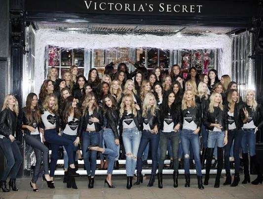 عارضات Victoria's Secret في صورة واحدة